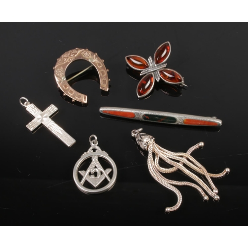 431 - A small collection of white metal jewellery including silver cross pendant and silver brooch.