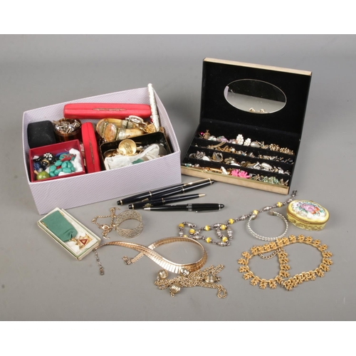 71 - A collection of assorted vintage costume jewellery to include Onyx earrings and pendant, bracelets, ... 