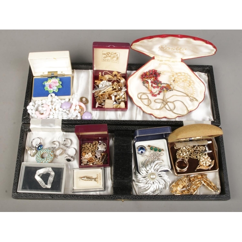 81 - A tray of costume jewellery. Includes two Sarah Cov rings, brooches, yellow metal chains, cufflinks ... 