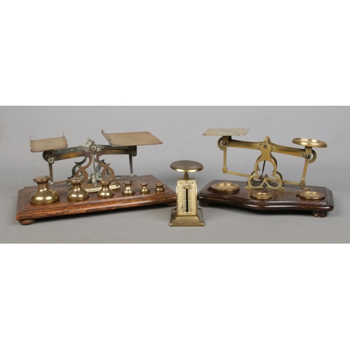 68 - A collection of postal scales, to include balance with weights and spring loaded examples.