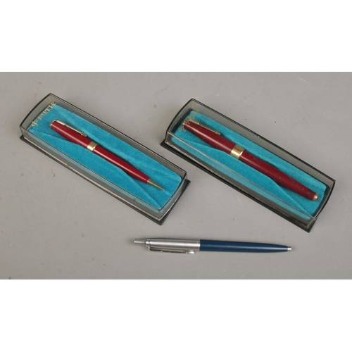 497 - Two Parker pens along with a Parker propelling pencil. Two cased examples. Includes fountain pen and... 