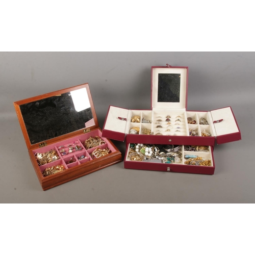 121 - Two vintage jewellery boxes with contents of assorted costume jewellery to include rings, brooches, ... 