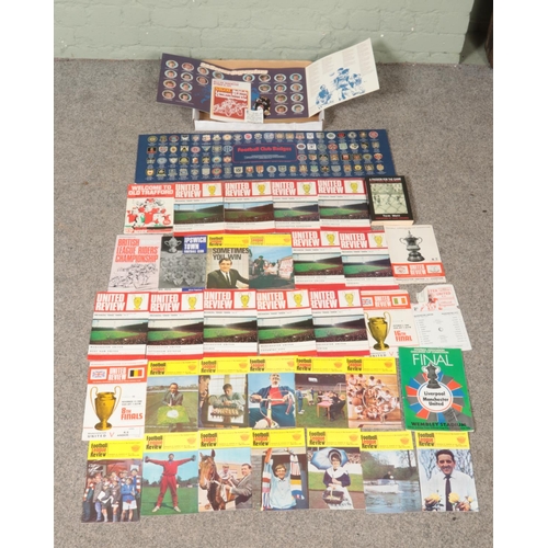 122 - A collection of vintage sports memorabilia, to include Esso Football Club badges, Top Team Collectio... 