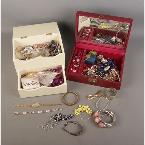 123 - Two jewellery boxes with contents of assorted costume jewellery to include bracelets, rings, simulat... 