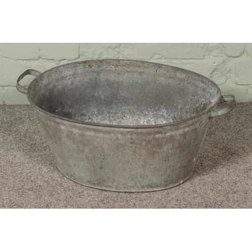 343 - A small galvanised tin bath tub. Approx. dimensions 57cm x 41cm.