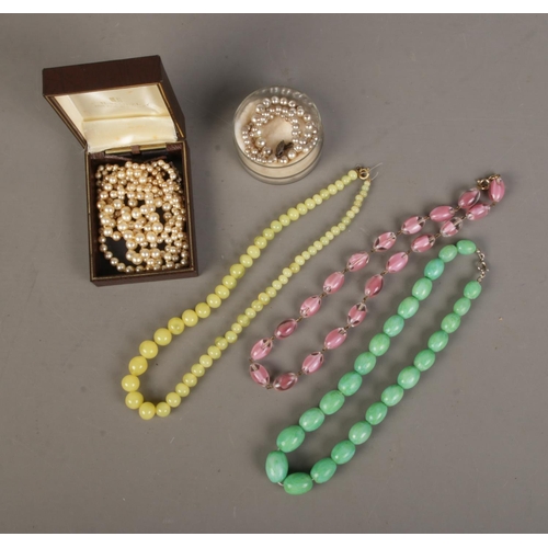 418 - A collection of vintage necklaces to include beaded and simulated pearl examples.