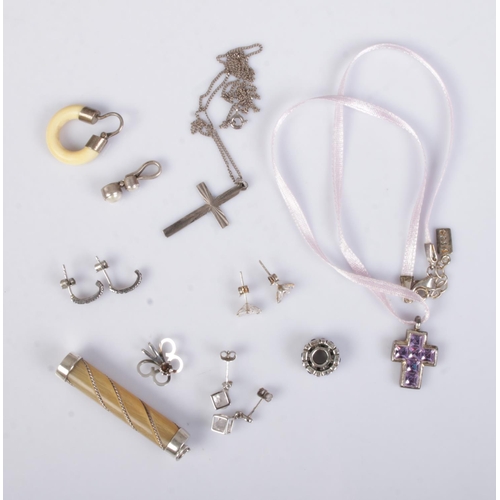 420 - A small collection of silver jewellery to include crucifix pendants, bracelet charm, earrings, butte... 