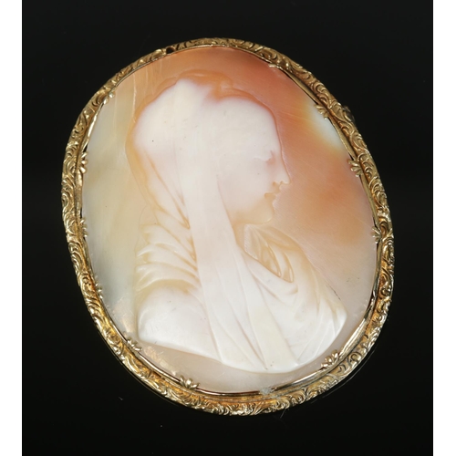 442 - A large Victorian cameo depicting a veiled maiden set in heavily engraved yellow metal mount. 18.3g.