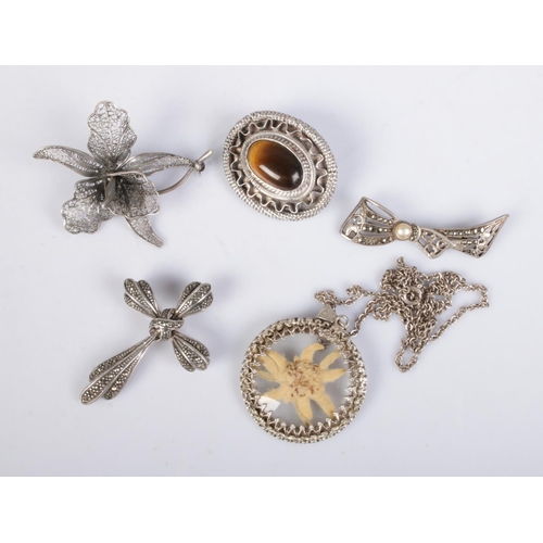 448 - A collection of silver jewellery to include tiger's eye brooch, floral filigree brooch, floral penda... 