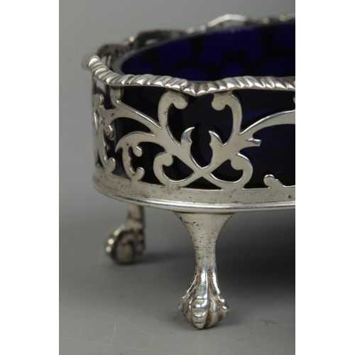 460 - A near pair of Georgian silver salts, with Bristol blue glass liners, raised on ball and claw feet. ... 