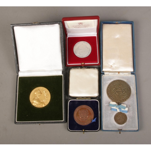 467 - A collection of cased commemorative medals to include bronze Bavaria 25th Anniversary, sterling silv... 