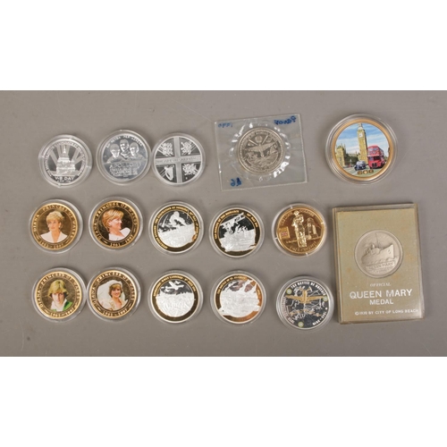 469 - A collection of commemorative coins to include Imperial War Museum silver V-E Day, Cook Islands Prin... 