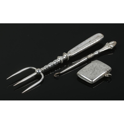 475 - Three pieces of assorted silver and silver handled oddments. To include vesta case, three prong fork... 