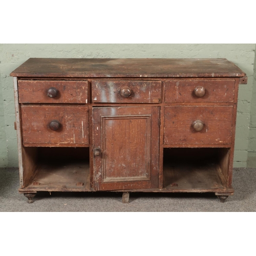 511 - A 19th century farmhouse style pine sideboard.

Hx81cm
Wx129cm
Dx54cm