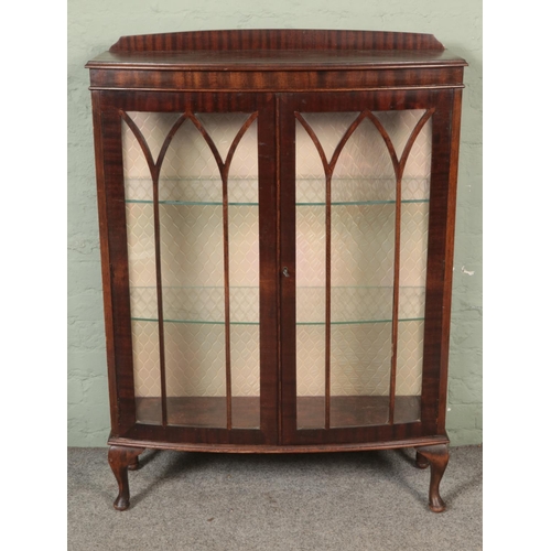 512 - A glazed display cabinet on cabriole legs.

Hx94cm
Wx89cm
Dx31cm