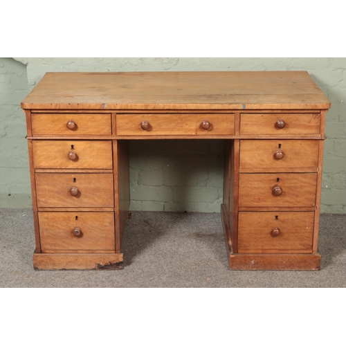 519 - A satinwood twin pedestal desk.

Hx73cm
Wx123cm
Dx59cm