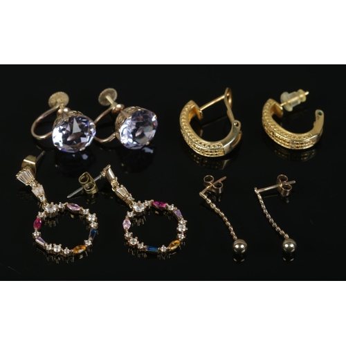 432 - Four pairs of yellow metal earrings, to include rope twist droplet and coloured glass examples.