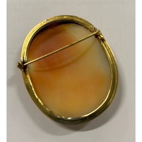 442 - A large Victorian cameo depicting a veiled maiden set in heavily engraved yellow metal mount. 18.3g.