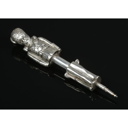 169 - A novelty silver propelling pencil in the form of a soldier/Queen's Guard. Length 5.5cm. Gross weigh... 