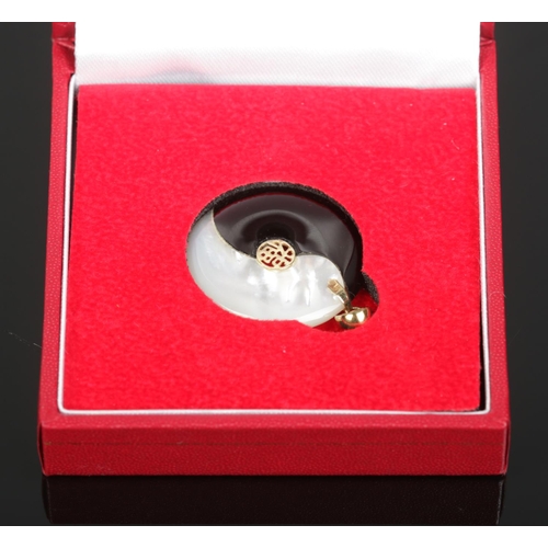 204 - A 14ct gold, mother of pearl and onyx Yin Yang pendant. Having central Hanzi characters. Diameter 2.... 