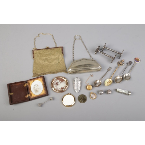 476 - A mix of collectable antique metalwares including brooches, miniature photo frames, white metal purs... 