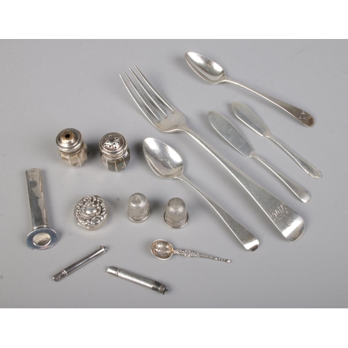 478 - A good collection of silver including various cutlery, thimbles, salt & pepper shaker, pencil holder... 