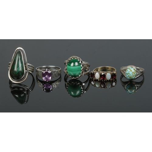 504 - Five silver rings to include polished gemstone examples. Total weight 22.9g.