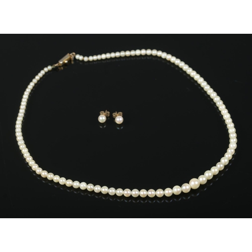 510 - A 9ct gold and cultured pearl jewellery set to include graduated necklace and corresponding pair pea... 