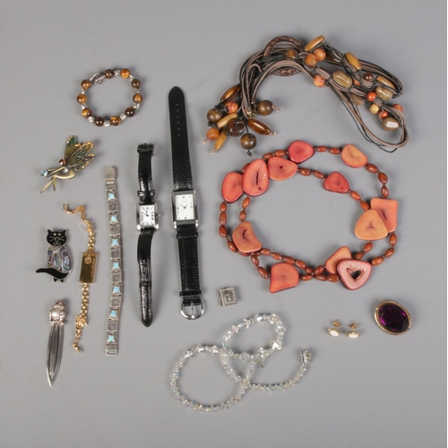 514 - A collection of assorted costume jewellery and accessories to include a vintage coral slice necklace... 