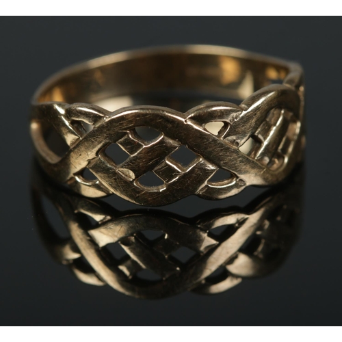 524 - A 9ct gold Celtic style ring size W, weight 3.3g