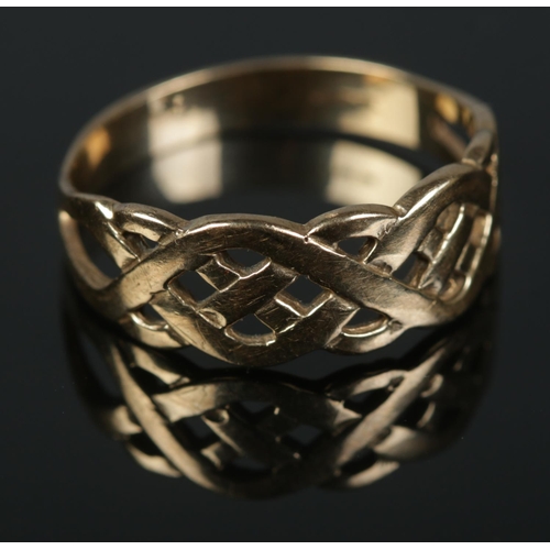 524 - A 9ct gold Celtic style ring size W, weight 3.3g