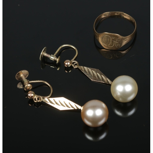 534 - A pair of 9ct gold screw back drop earrings set with simulated pearls along with a 9ct signet ring (... 