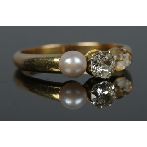 516 - A 15ct Gold pearl and diamond ring, with central diamond being approximately ¼ct. Size L. Total weig... 