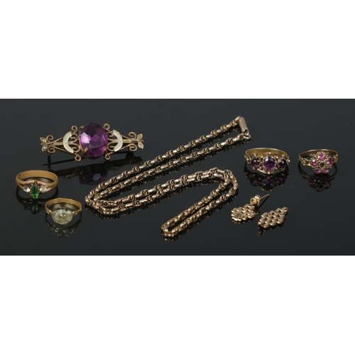 519 - A collection of gold and yellow metal jewellery, to include earrings, amethyst set ring, brooch and ... 