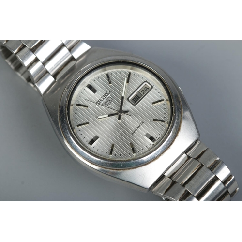 538 - A Gent's Seiko 5 automatic wristwatch, with silvered dial, baton markers and day/date display. On st... 