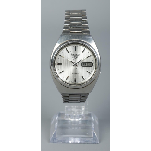 538 - A Gent's Seiko 5 automatic wristwatch, with silvered dial, baton markers and day/date display. On st... 