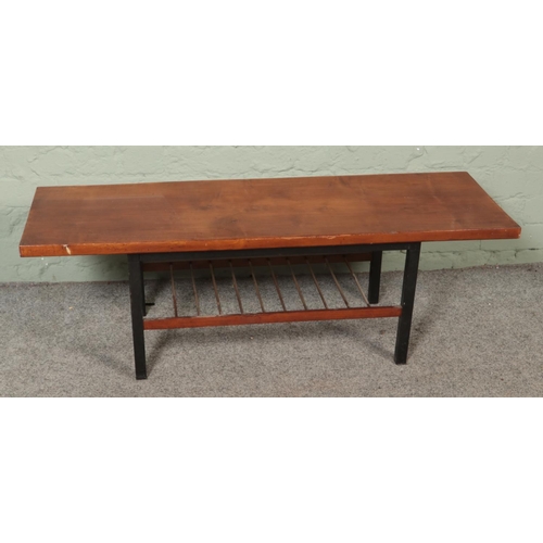 569 - A mid century coffee table with under shelf and metal frame.

Hx37cm
Wx112cm
Dx38cm