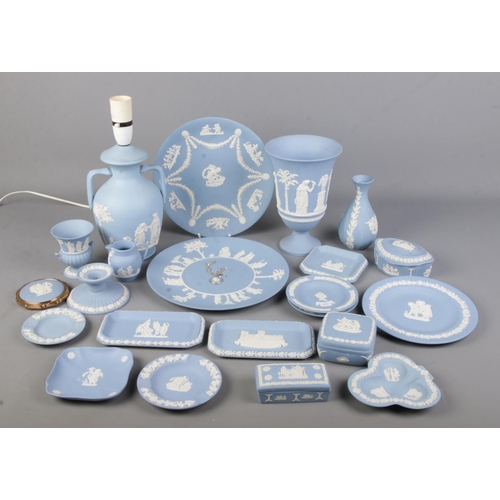 119 - A collection of mainly Wedgwood jasperware along with a Dudson table lamp. Includes compact, pendant... 