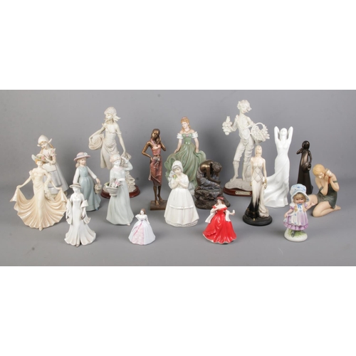 124 - A tray of assorted ceramic and resin figures. To include examples from The Lucerne and Leonardo Coll... 