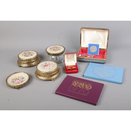44 - A quantity of collectables, to include jewellery boxes, trinket dish, 1970 and 1977 coinage of Great... 