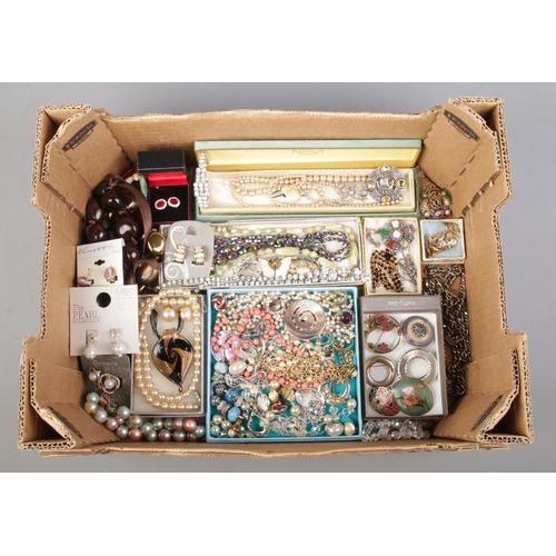 45 - A tray containing a good collection of costume jewellery. To include beaded necklaces, earrings, bro... 