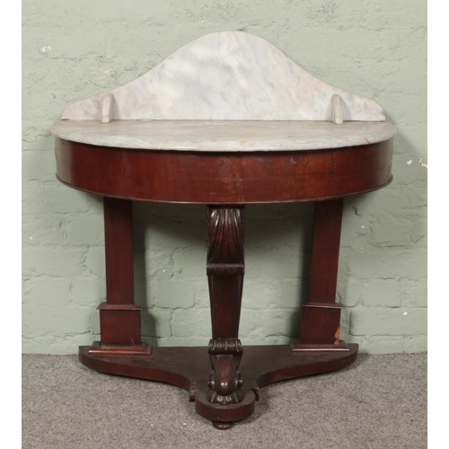 555 - A Victorian mahogany demi lune wash stand with marble top.

Hx91cm
Wx90cm
Dx46cm