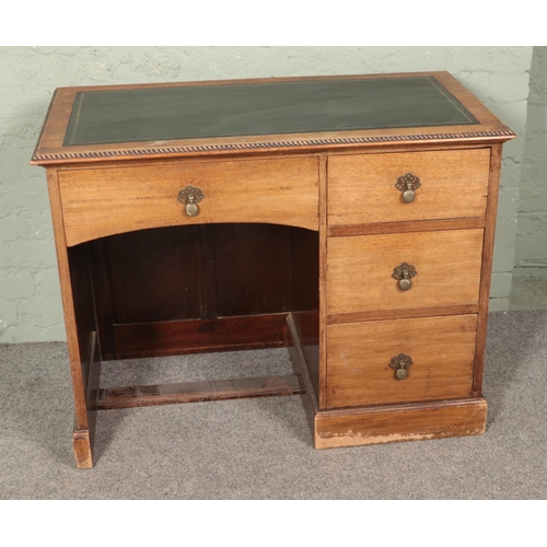 562 - An Edwardian oak single pedestal desk with leather inset top. 

Hx78cm
Wx101cm
Dx55cm