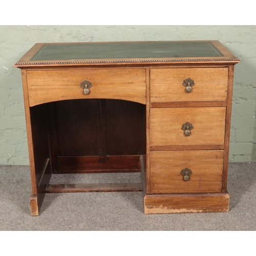 562 - An Edwardian oak single pedestal desk with leather inset top. 

Hx78cm
Wx101cm
Dx55cm