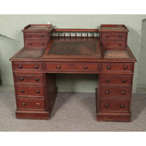 574 - A mahogany twin pedestal dickens style desk with slope.

Hx102cm
Wx138cm
Dx77cm