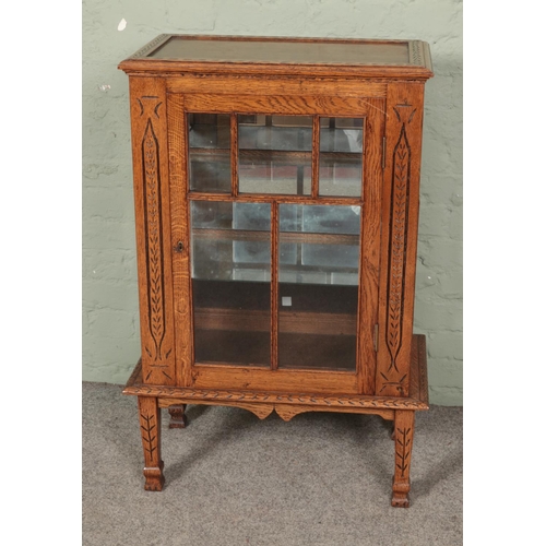 584 - An oak arts and crafts style display cabinet with mirrored shelves.

Hx104cm
Wx70cm
Dx40cm