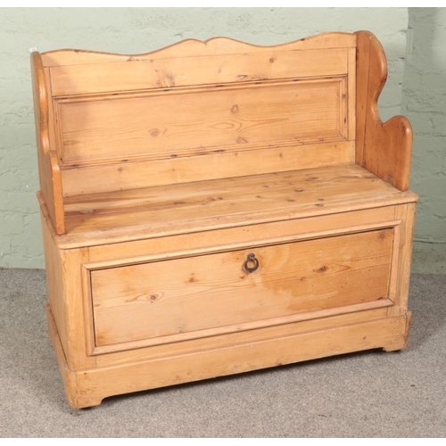 587 - A pine hall bench/settle with lower storage compartment.

Hx98cm
Wx105cm
Dx46cm