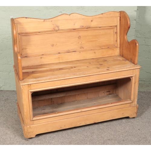 587 - A pine hall bench/settle with lower storage compartment.

Hx98cm
Wx105cm
Dx46cm