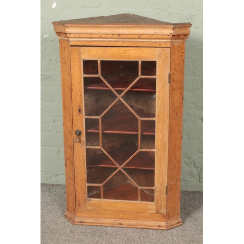 603 - A light oak corner cabinet with glazed door.

Hx102cm
Wx62cm
Dx38cm