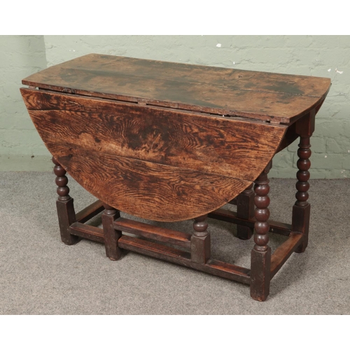 604 - A George II oak gateleg table on bobbin turned legs with stunning patina to top.

Hx73cm
Wx113cm
Dx5... 